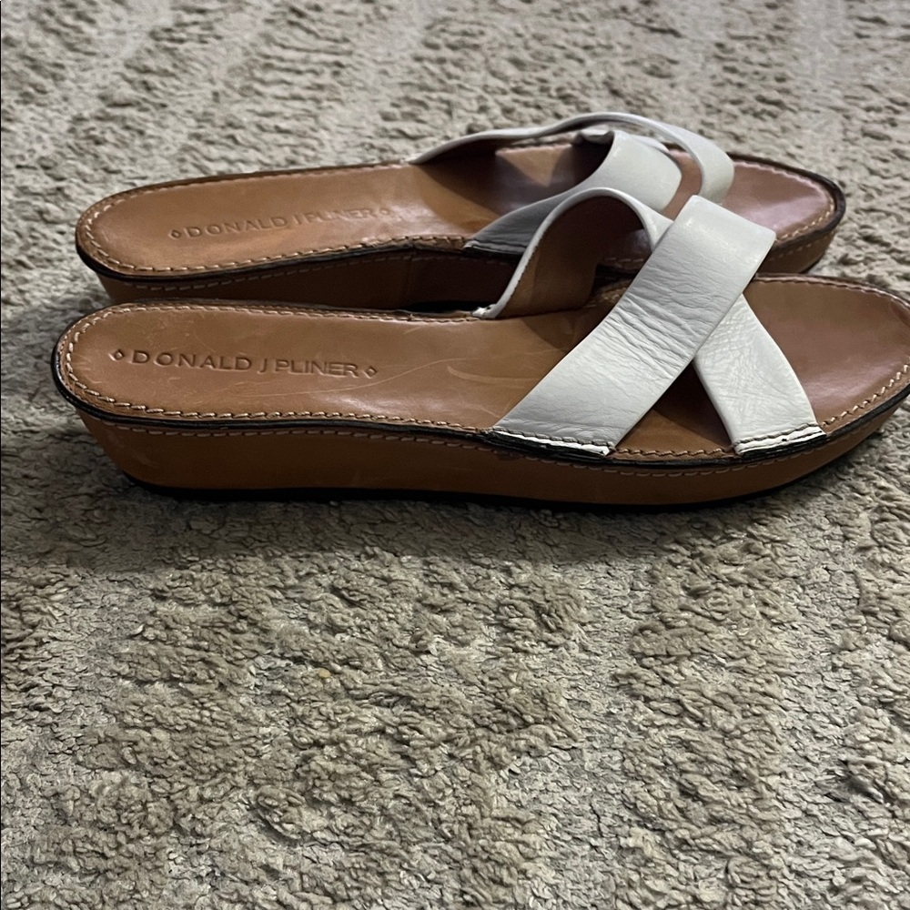 Donald J. Pliner White Leather Crisscross Slide Sandals with Brown Footbed 5.5N - Picture 3 of 5
